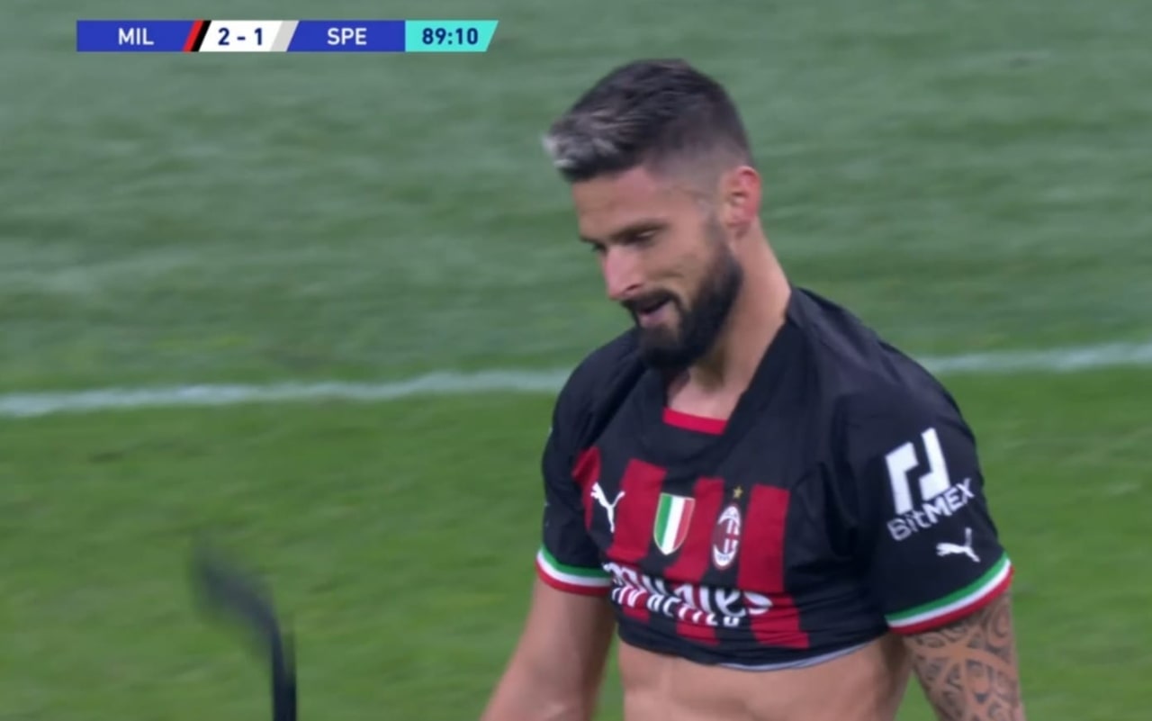 Milan Giroud Segna Il Gol Del 2 1 E Si Toglie La Maglia Espulso