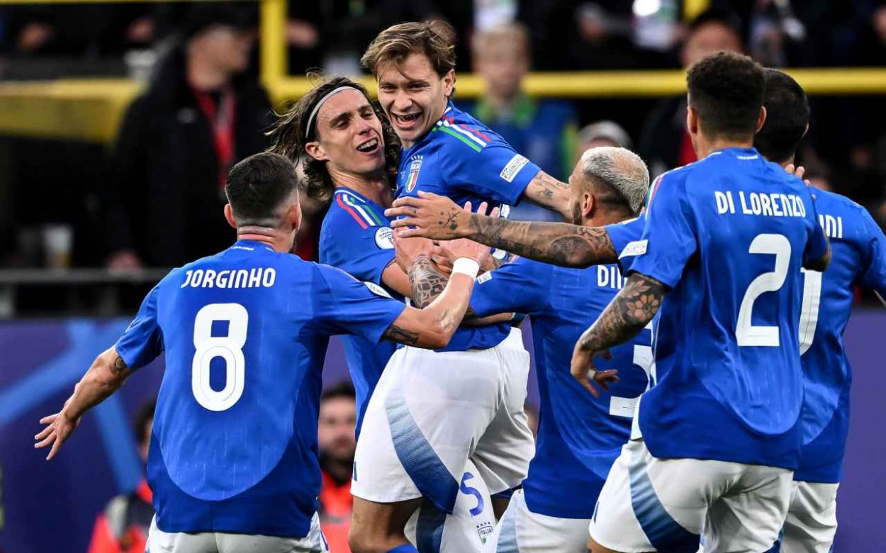 La nazionale italiana esulta dopo il gol del pareggio
