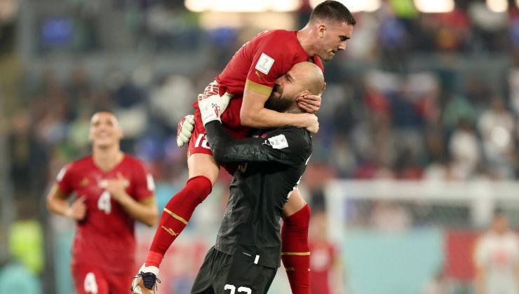 Vlahovic esulta con la maglia della Serbia