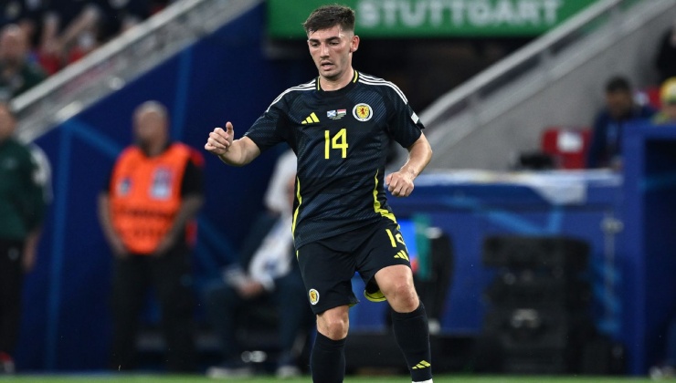 Billy Gilmour con la maglia della Scozia