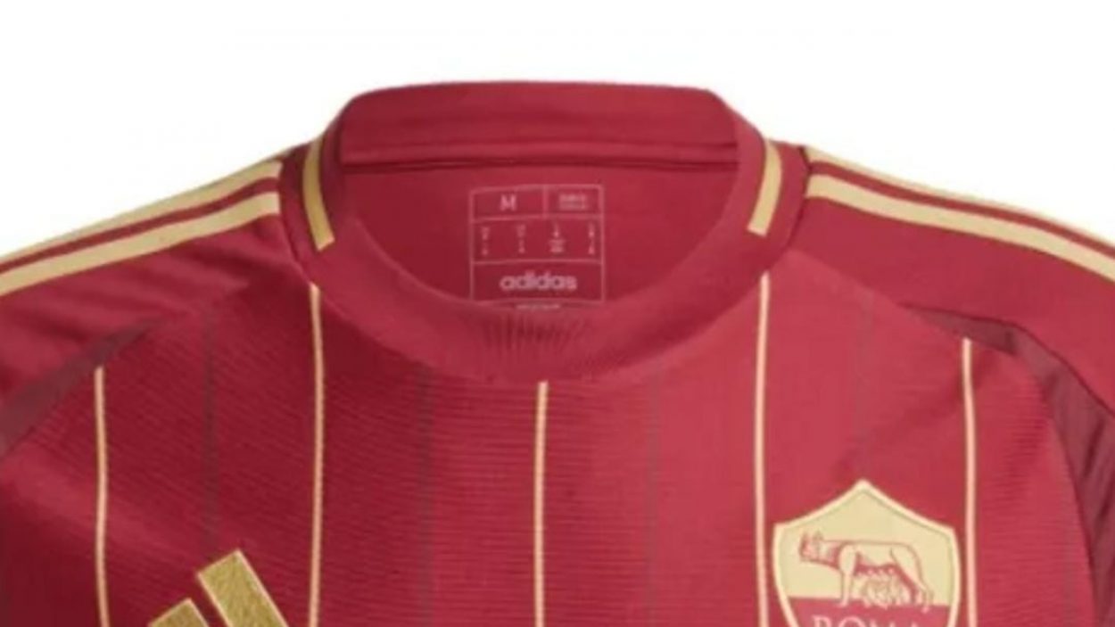 La nuova maglia home della Roma