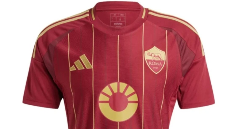 La nuova maglia home della Roma