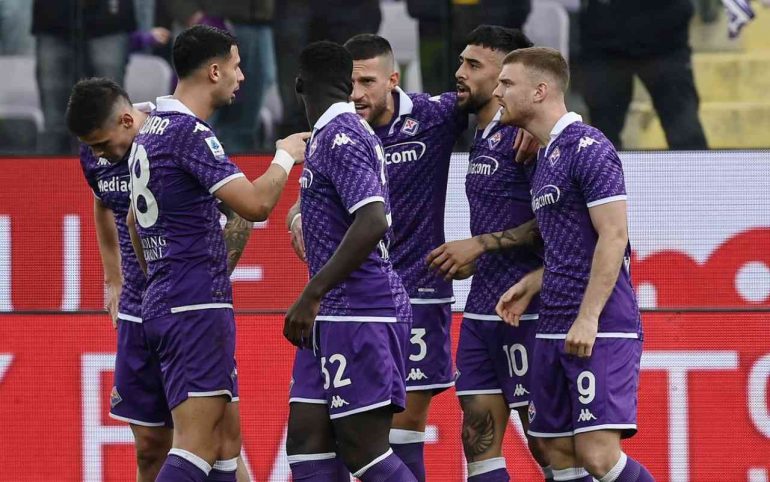 Nico Gonzalez esulta insieme ai compagni di squadra della Fiorentina