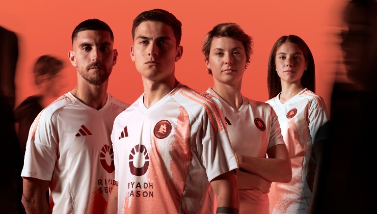 Dybala e compagni con la nuova maglia della Roma