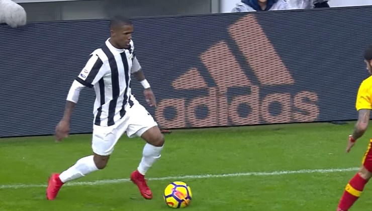 Douglas Costa e l'annuncio a sorpresa