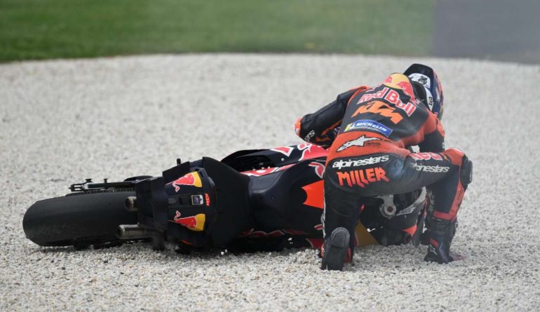 Sangue in pista | Tragedia in MotoGP: muore in pista e poi viene investito, la scena è tragica