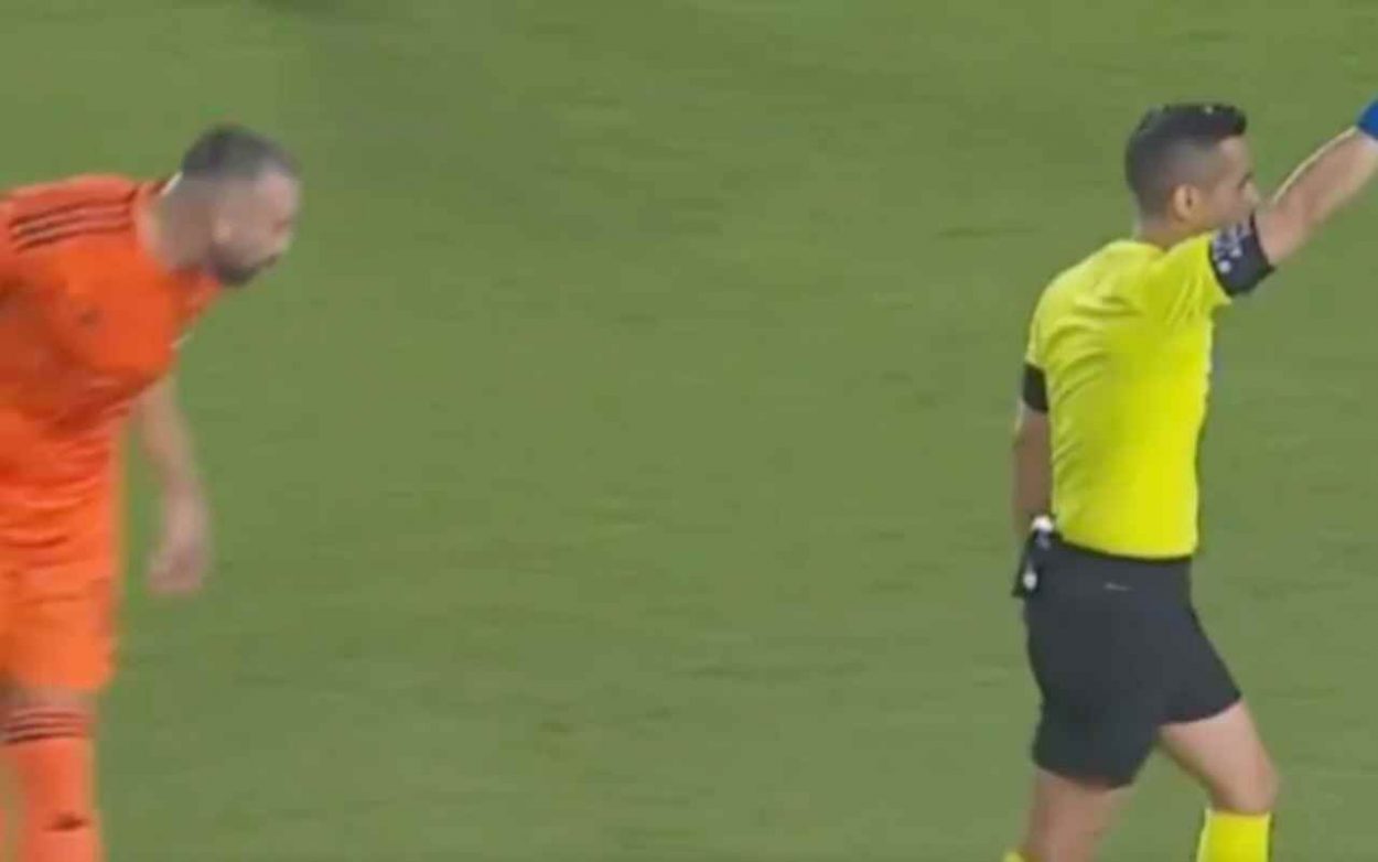 L'ex Atletico Madrid sputa sull'arbitro. E lui lo espelle grazie al Var