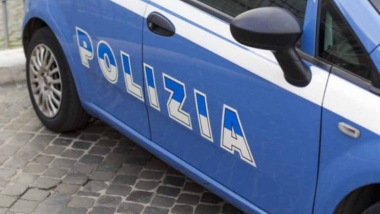 Tifosi rincorsi per la città: scontro folle prima la partita | La Polizia sequestra agli ultras un arsenale