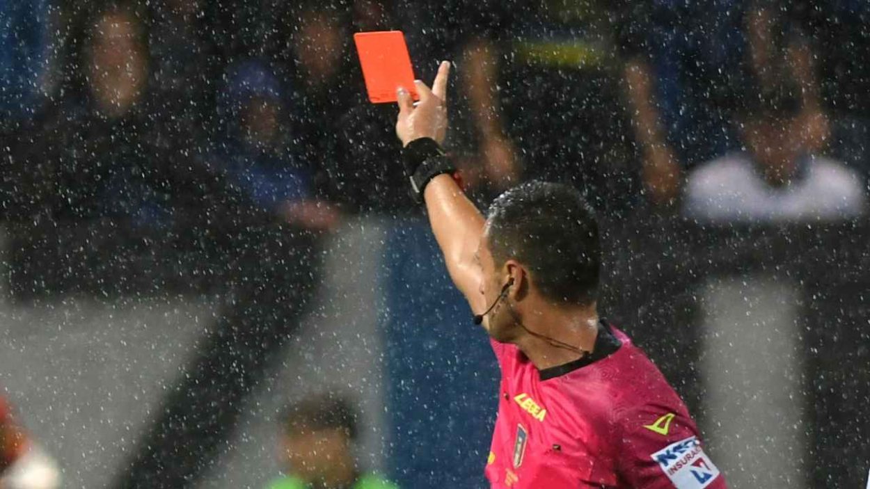 Rosso diretto, i tifosi non ci stanno: arbitro aggredito in Campionato | Minacciato di morte