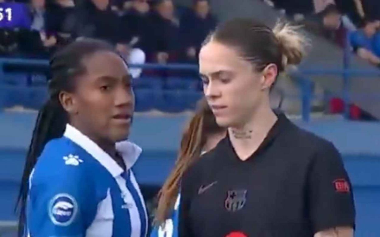 Tocca le parti intime all'avversario nel derby: scandalo nel calcio femminile | VIDEO